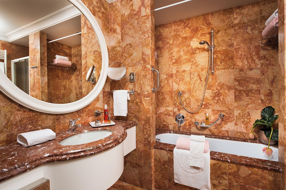 Deluxe Room - Photo 5