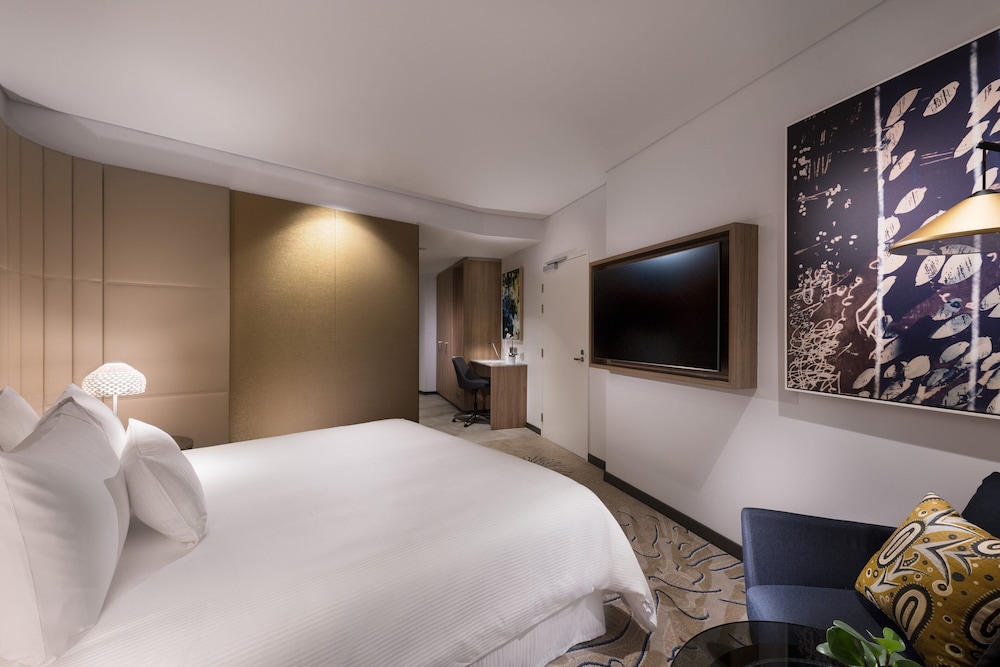Club Room, 1 King Bed, City View