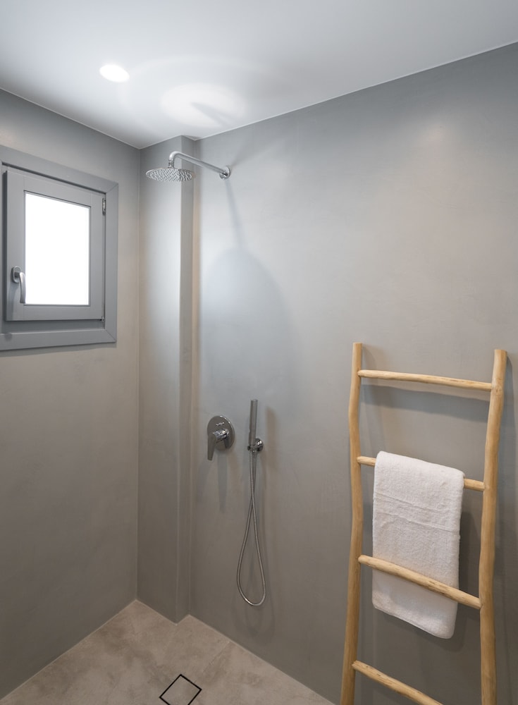 Deluxe Suite with Outdoor Mini Plunge Pool and Caldera View - Photo 4
