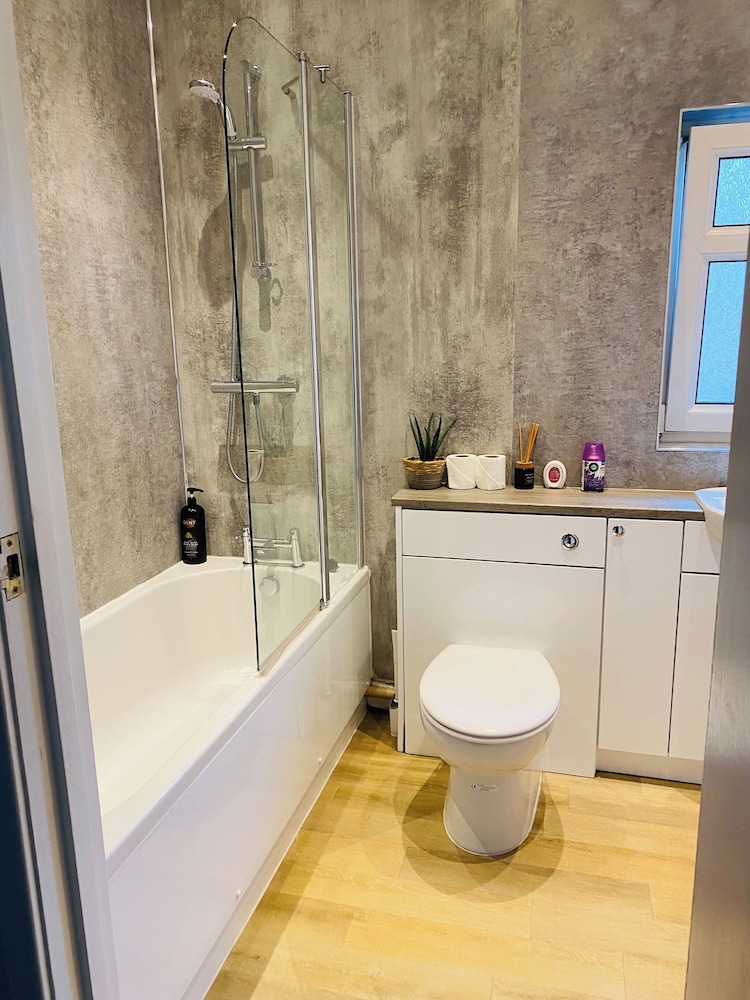 Relax in This Charming East Cowes House With Garden and BBQ, Zdjęcie 12