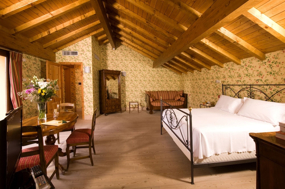Suite, 1 Queen Bed, Balcony, Mountain View