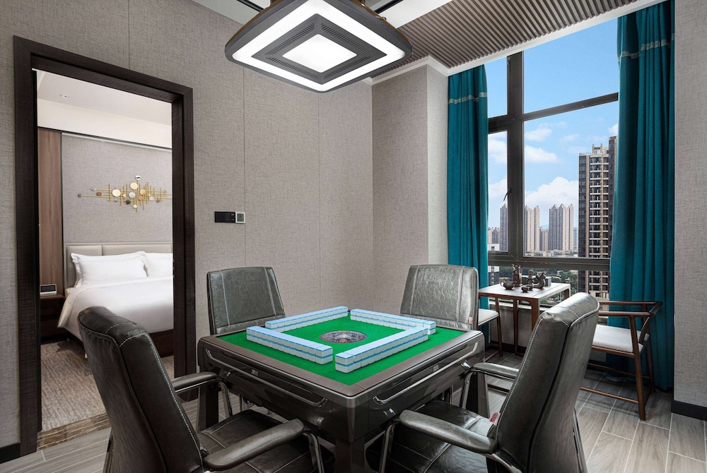 Suite, 1 King Bed, Smoking (Mahjong) photo 1