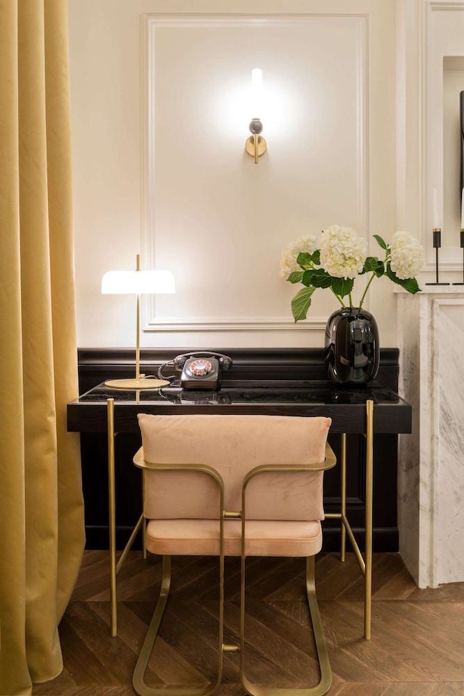 Deluxe King Room with Balcony photo 3