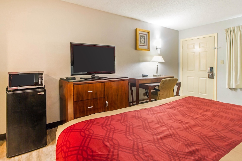 Standard Room, 1 King Bed, Non Smoking - Photo 10