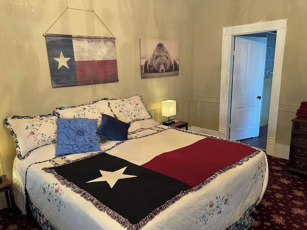 Classic Suite, 1 King Bed, Garden View photo 1