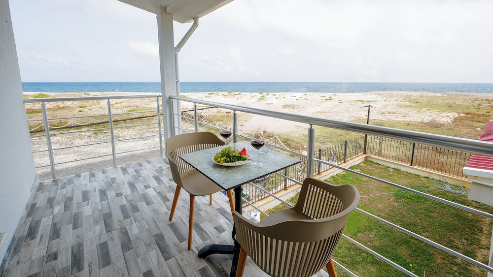 Deluxe Room with Balcony Sea View - Photo 6