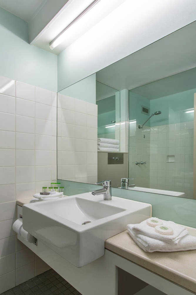 Deluxe Room, 1 King Bed, Non Smoking, Bathtub - Photo 7