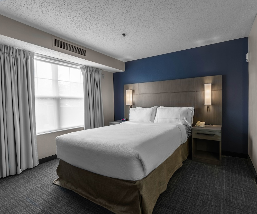 Suite, 1 Bedroom (Mobility/Hearing Access, Roll-in Shwr) photo 1