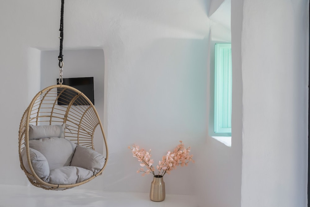 Helidonia | Superior Suite with Outdoor Plunge Pool & Caldera View ~ 4 pax