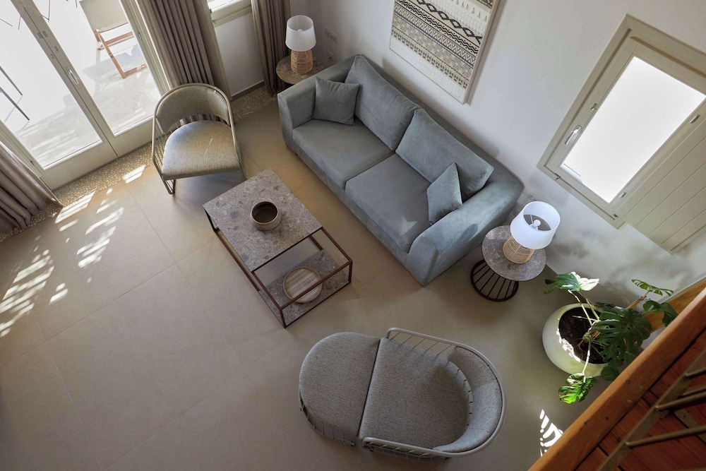 Queen Duplex Suite with Private Heated Pool and Hydromassage thumbnail 6