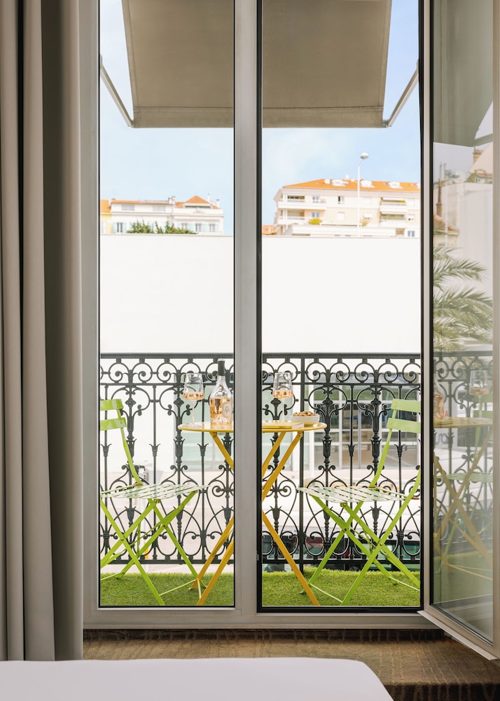 Junior Room, 1 Queen Bed, Balcony