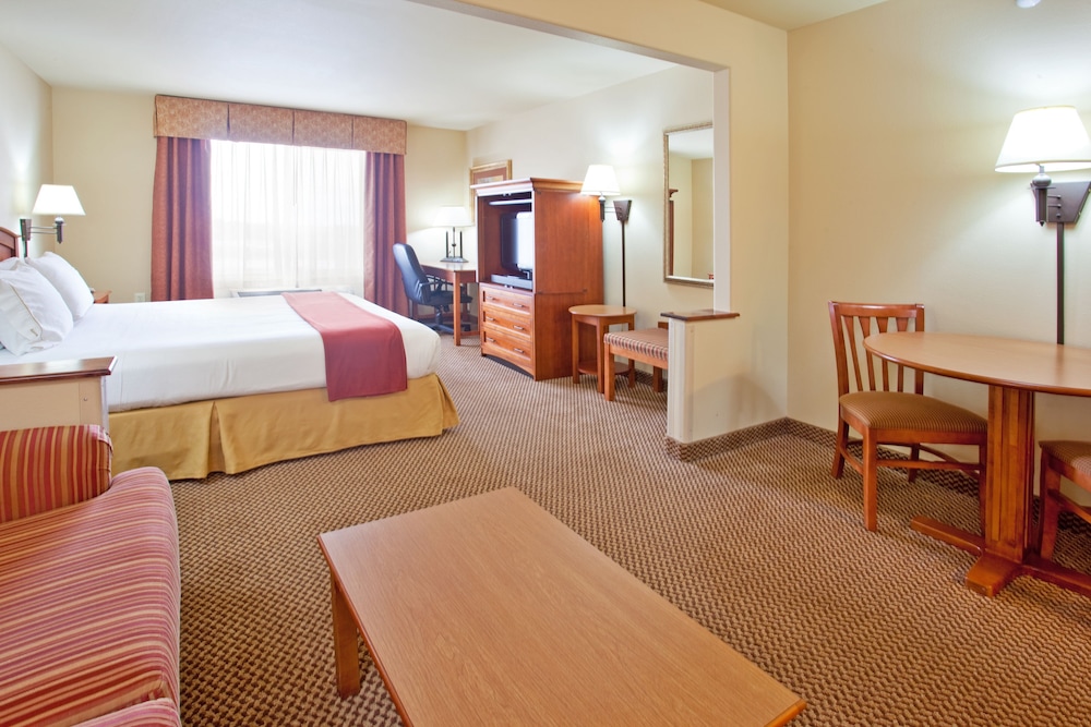 Suite, 1 King Bed - Photo 2