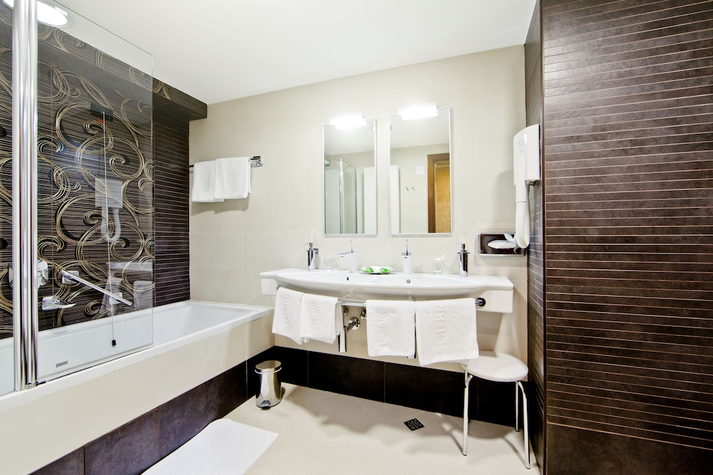Executive Suite, 1 King Bed, City View thumbnail 6