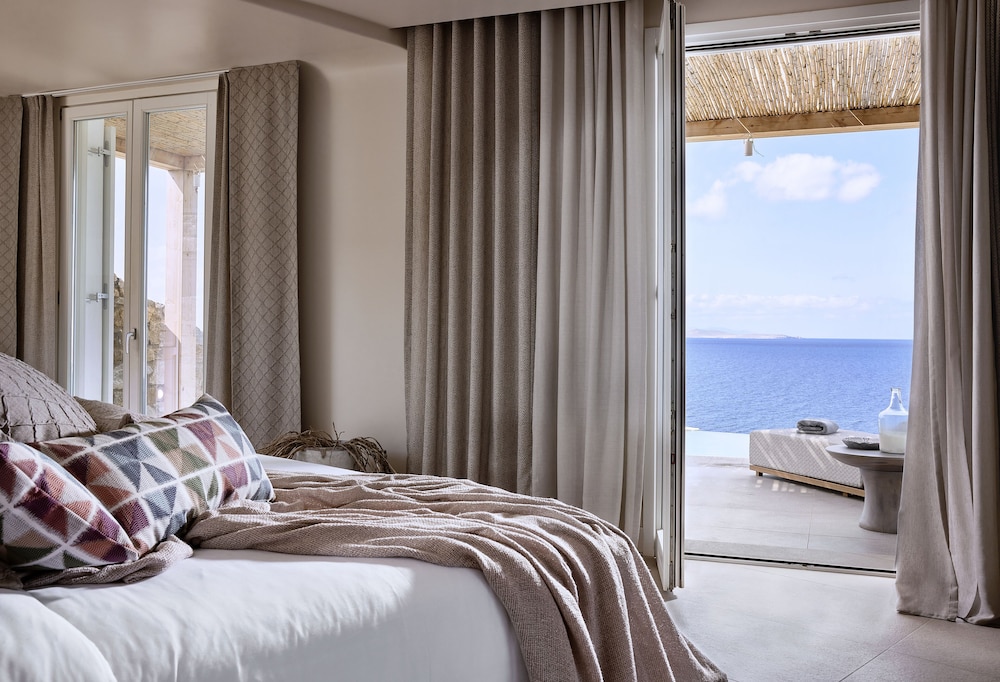 Superior Sea View suite with Infinity Private Pool photo 2
