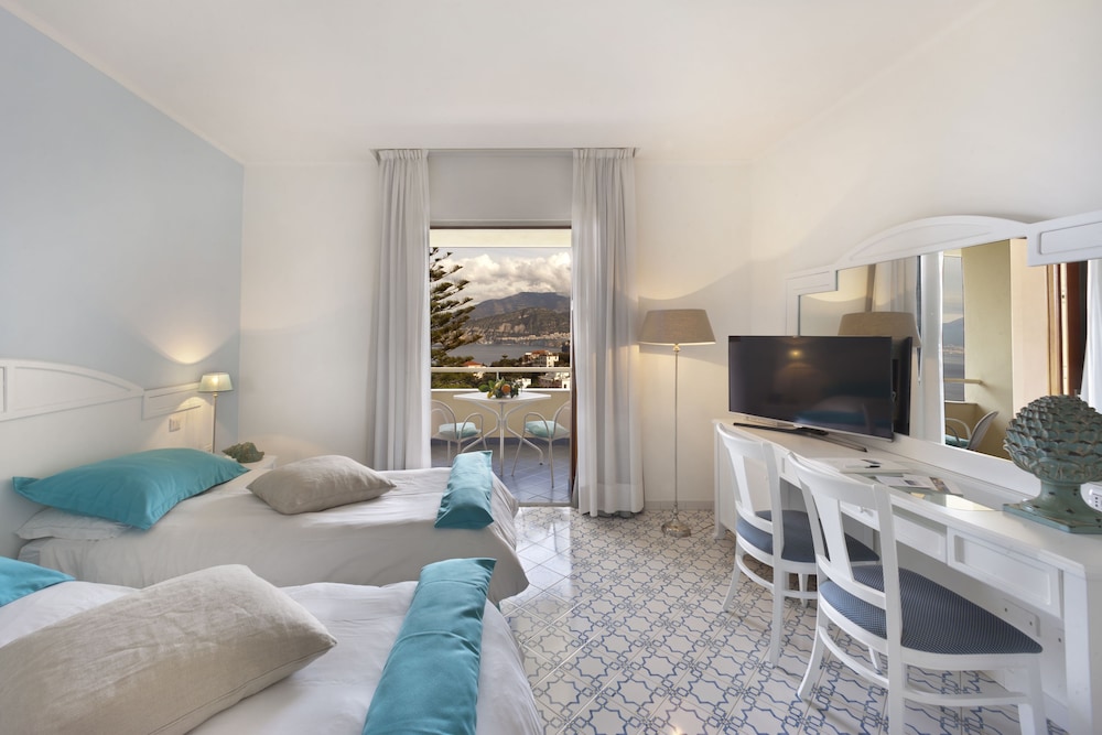 Triple Room, Balcony, Sea View - Photo 1