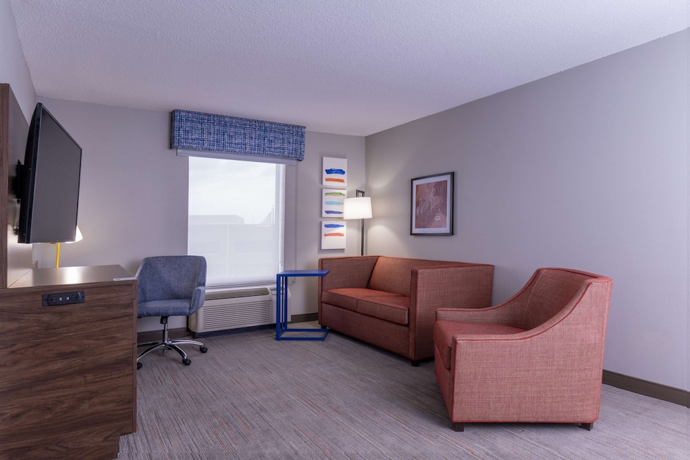 One Bedroom Suite, One King Bed, Non-Smoking - Photo 5