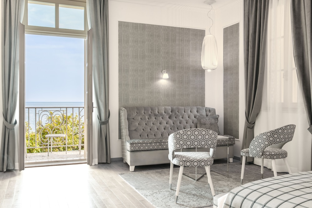 Executive Room, Lake View with balcony or garden access