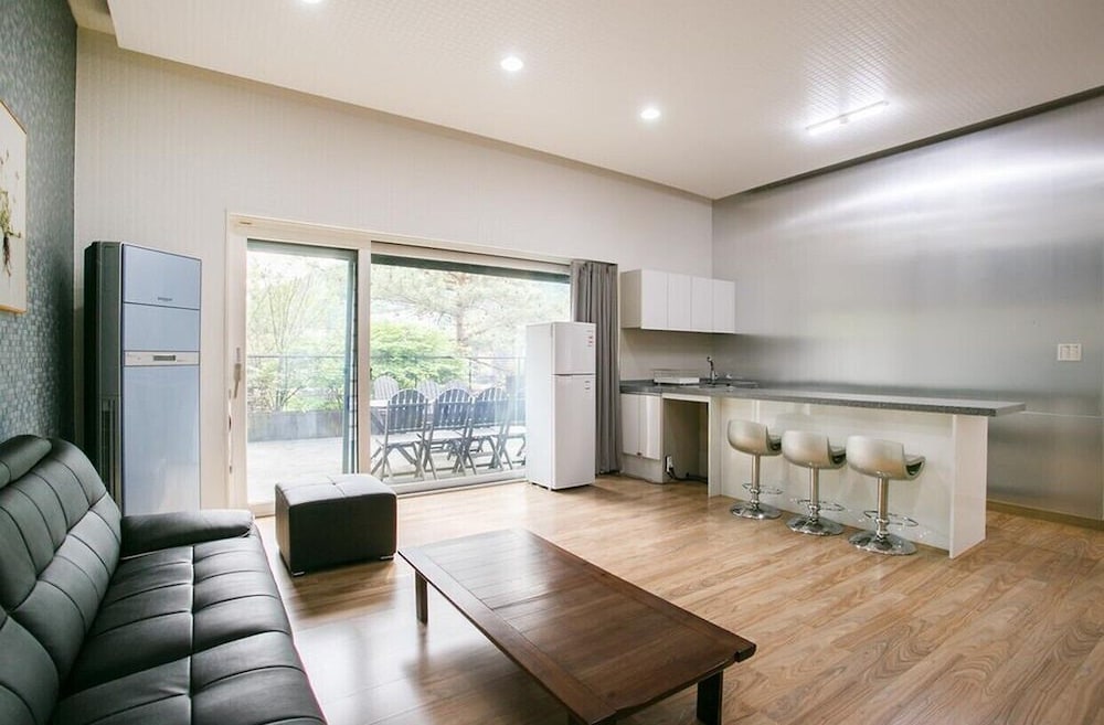 Suite (Gray) photo 1