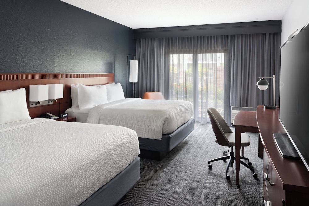 Suite, 2 Double Beds - Photo 3