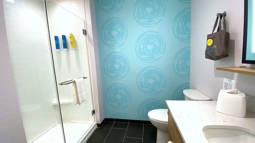 Room, 1 King Bed, Accessible (Hearing) - Photo 2