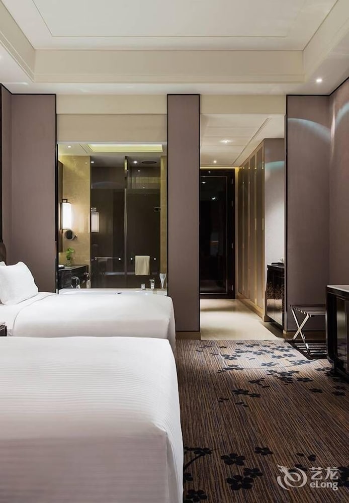 Deluxe Room, 1 King Bed - Photo 6