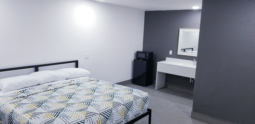 Deluxe Room, 1 King Bed, Non Smoking photo 3