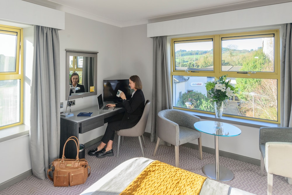 Double & Single with Balcony - Photo 8
