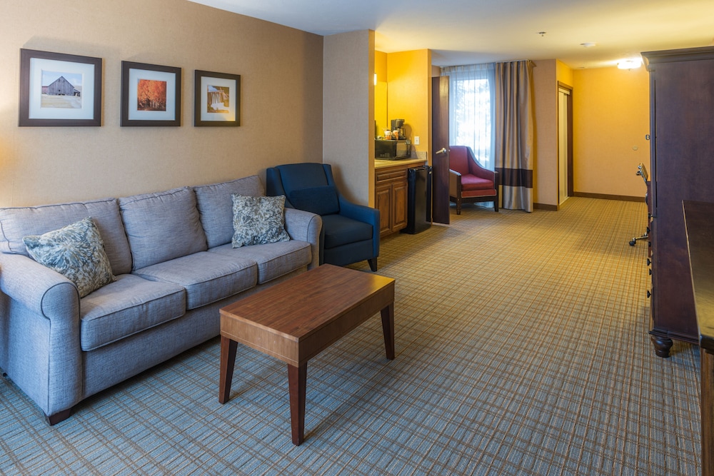 Suite, 1 King Bed, Non Smoking (Upgrade) - Photo 2