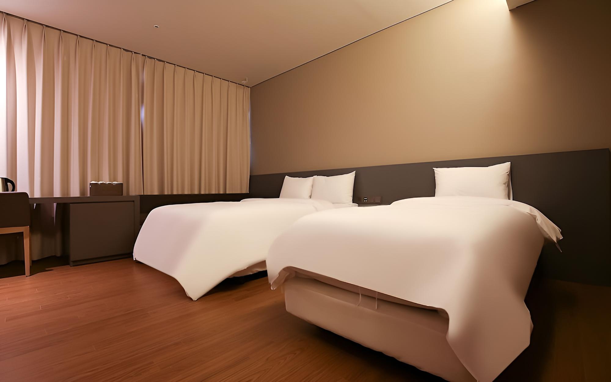 Room (Deluxe (Twin Bed)) - Photo 4