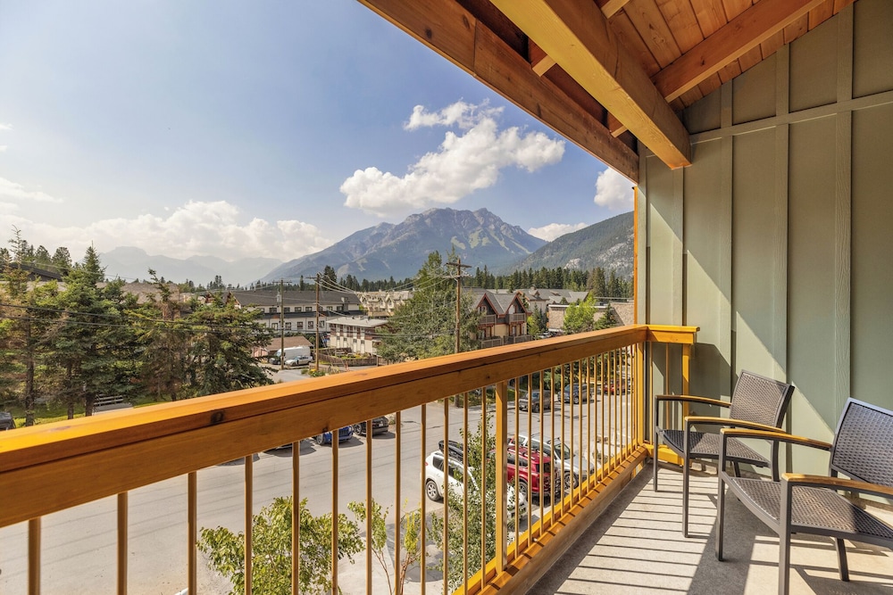 Superior Room, 1 King Bed, Balcony, Mountain View