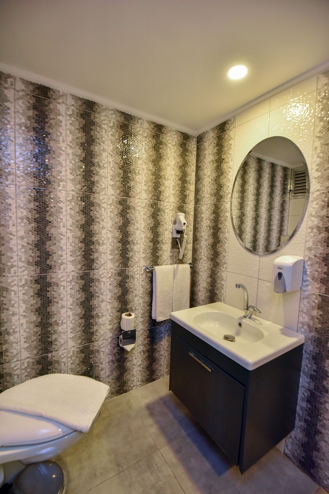 Twin Room, Multiple Beds, Smoking, Partial Sea View photo 2
