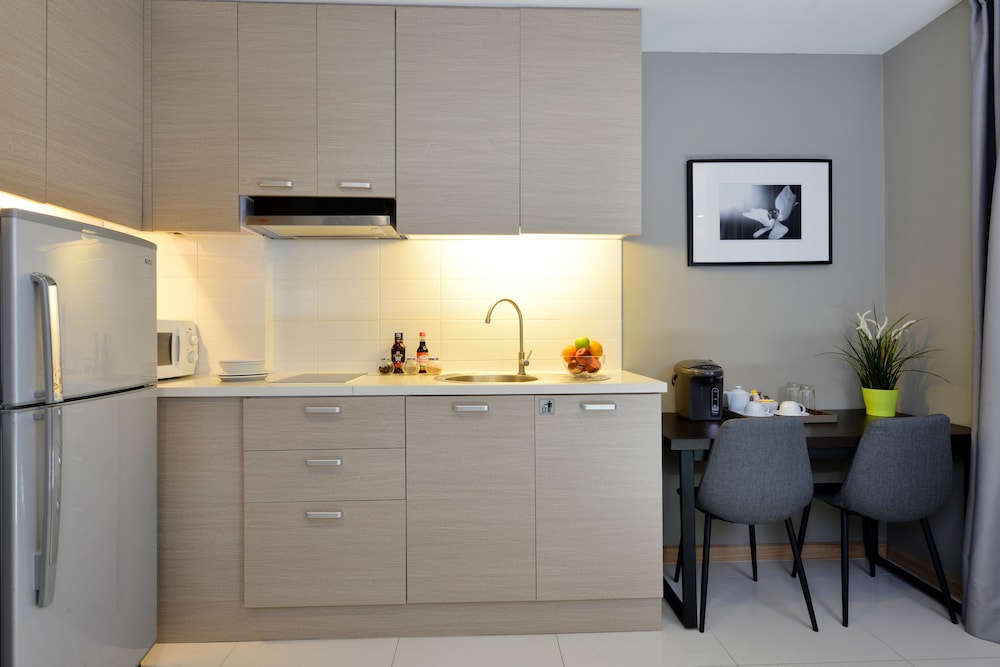Deluxe Pool View Room with Kitchenette - Photo 12