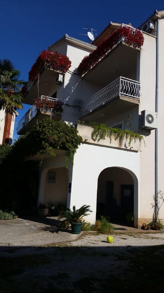 Apartment (Biserka - 50 m from beach - A4(6))
