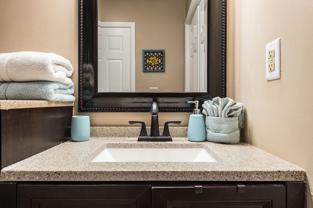 Luxury Duplex, 1 Bedroom, Hot Tub, Mountain View photo 2