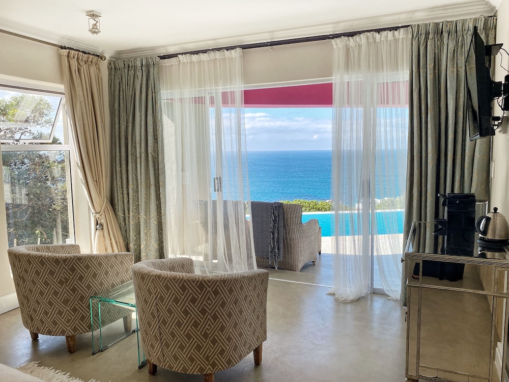 Deluxe Queen Room with Sea View photo 3