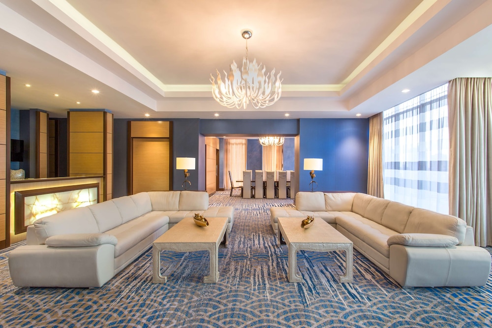Superior King Room with Partial Ocean View thumbnail 5