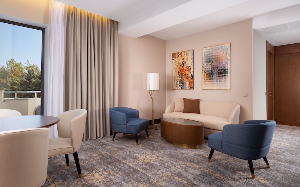 Deluxe Suite, 1 King Bed with Sofa bed