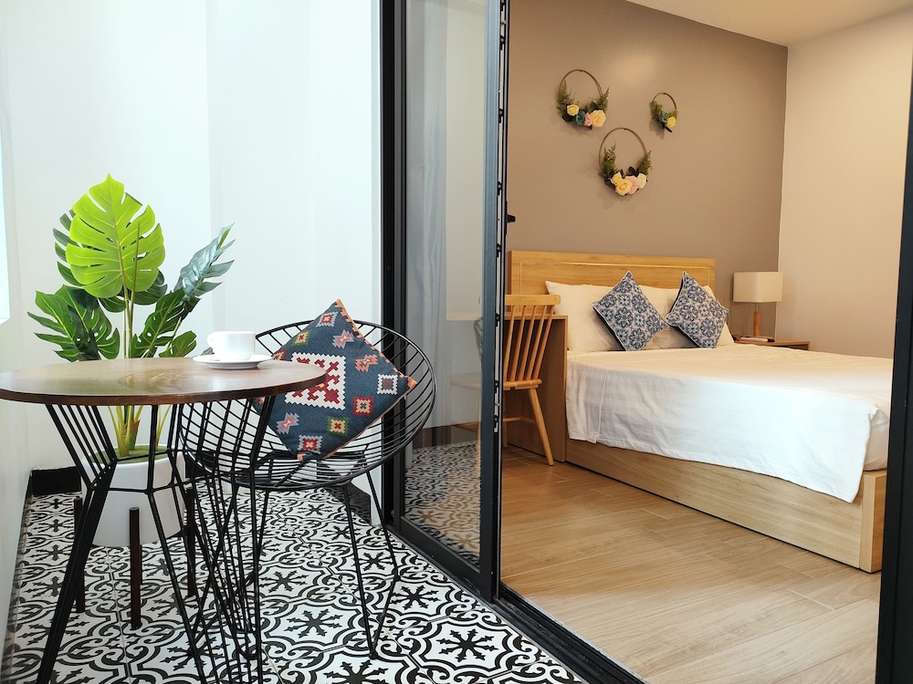 Deluxe Room, 1 King Bed, City View