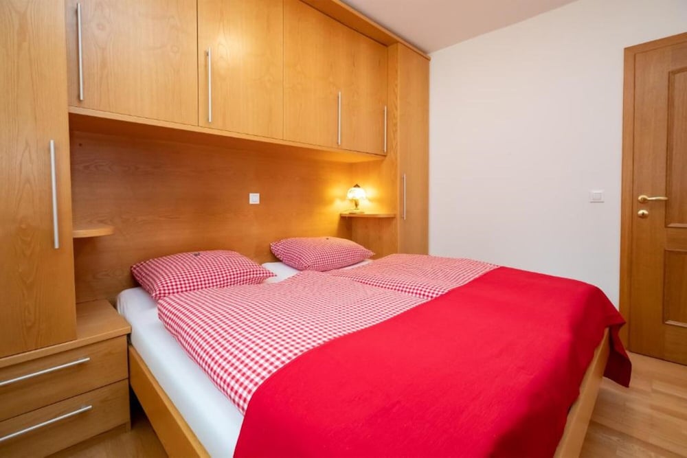 A7 - One-Bedroom Apartment with Terrace and Fireplace - ground floor photo 2