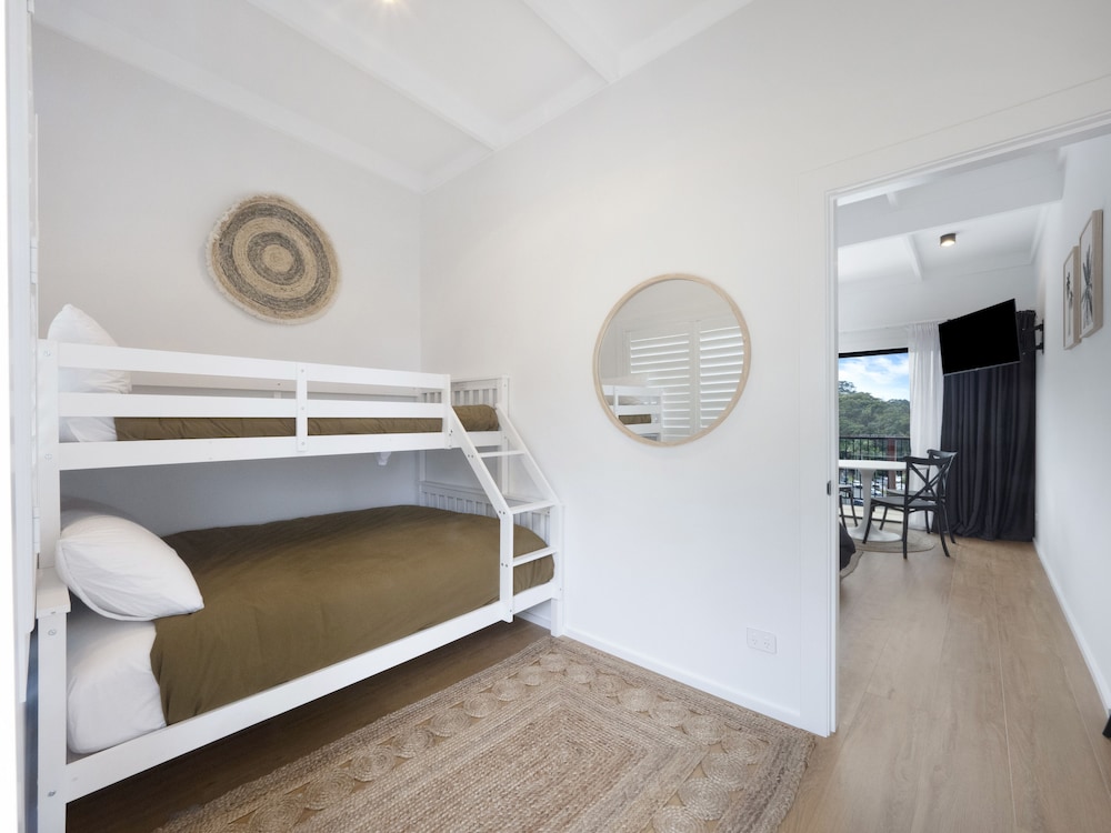 Family 2 Rooms (Sleeps 5) - 1 Queen + 1 Double Bunk Bed - Ocean View photo 2