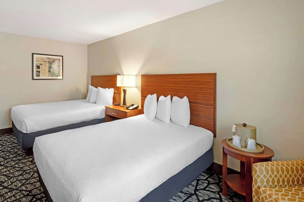 Standard Room, 2 Double Beds, Non Smoking, Refrigerator & Microwave (Walk-in Shower) - Photo 3