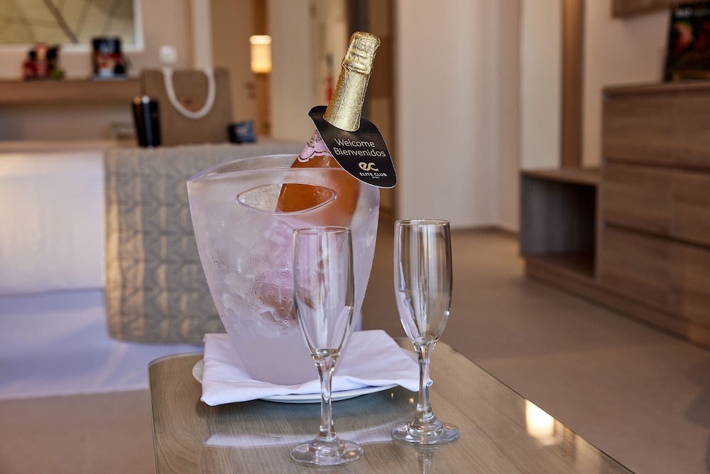 Junior Suite, Oceanfront (Deluxe - Elite Club (B2C-CA))