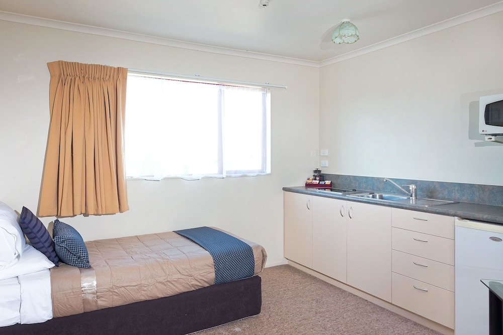 Deluxe Studio Suite, Jetted Tub photo 1