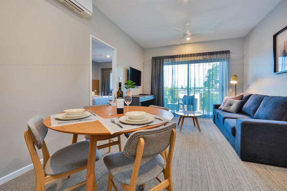 Deluxe Suite, 1 King Bed, Balcony, Garden View