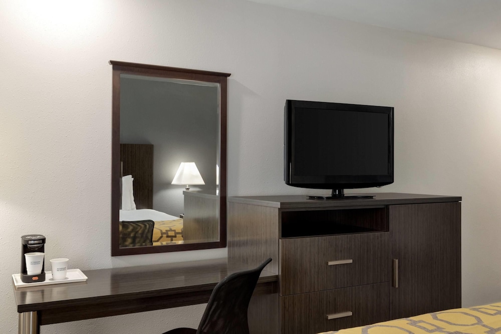 Standard Room, 1 King Bed, Accessible photo 3