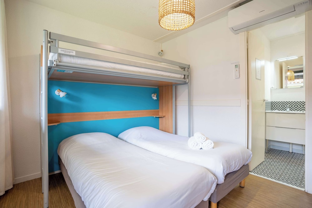 Standard Room, 3 Twin Beds - Photo 18