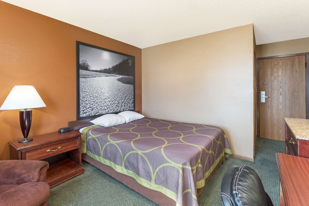 Room, 1 Queen Bed, Non Smoking (Pet Friendly) - Photo 2
