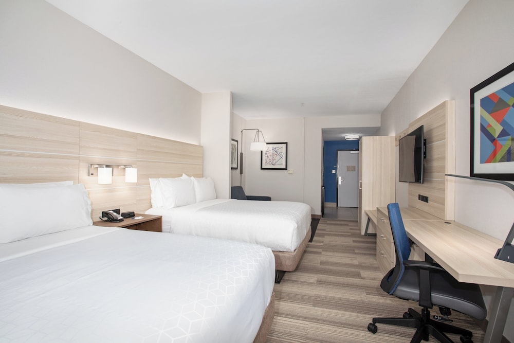 Suite, 2 Queen Beds, Transfer Shower (Communications Accessible) - Photo 4