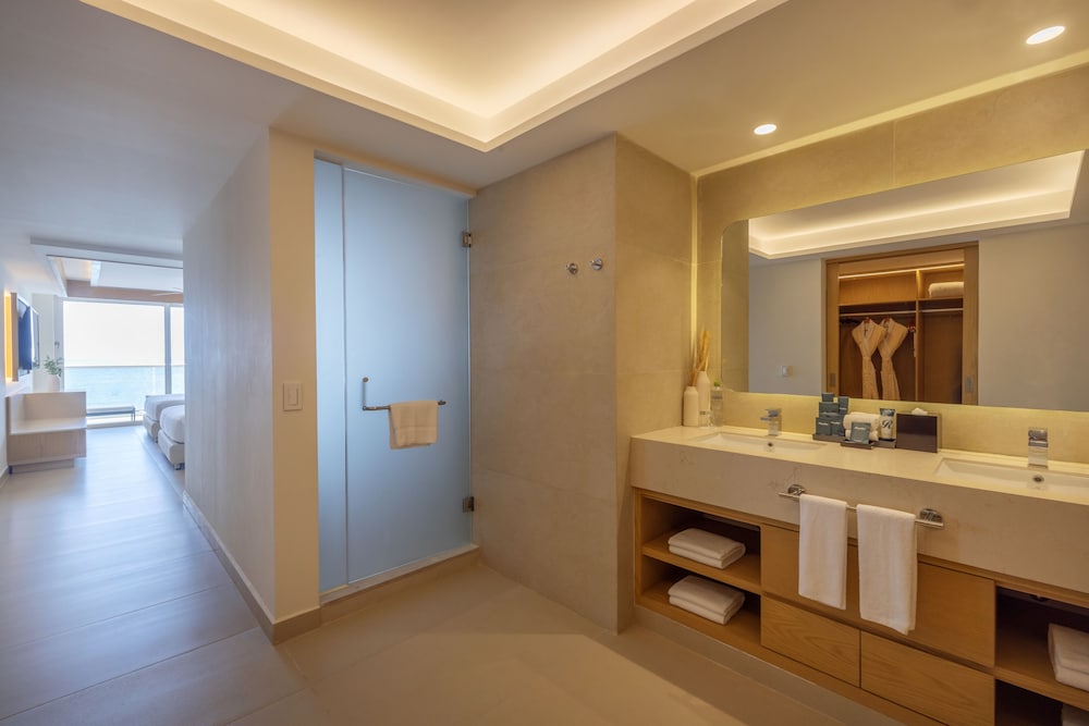 Luxury Sky Chairman Suite Two Bedroom Ocean Front Diamond Club - Photo 13