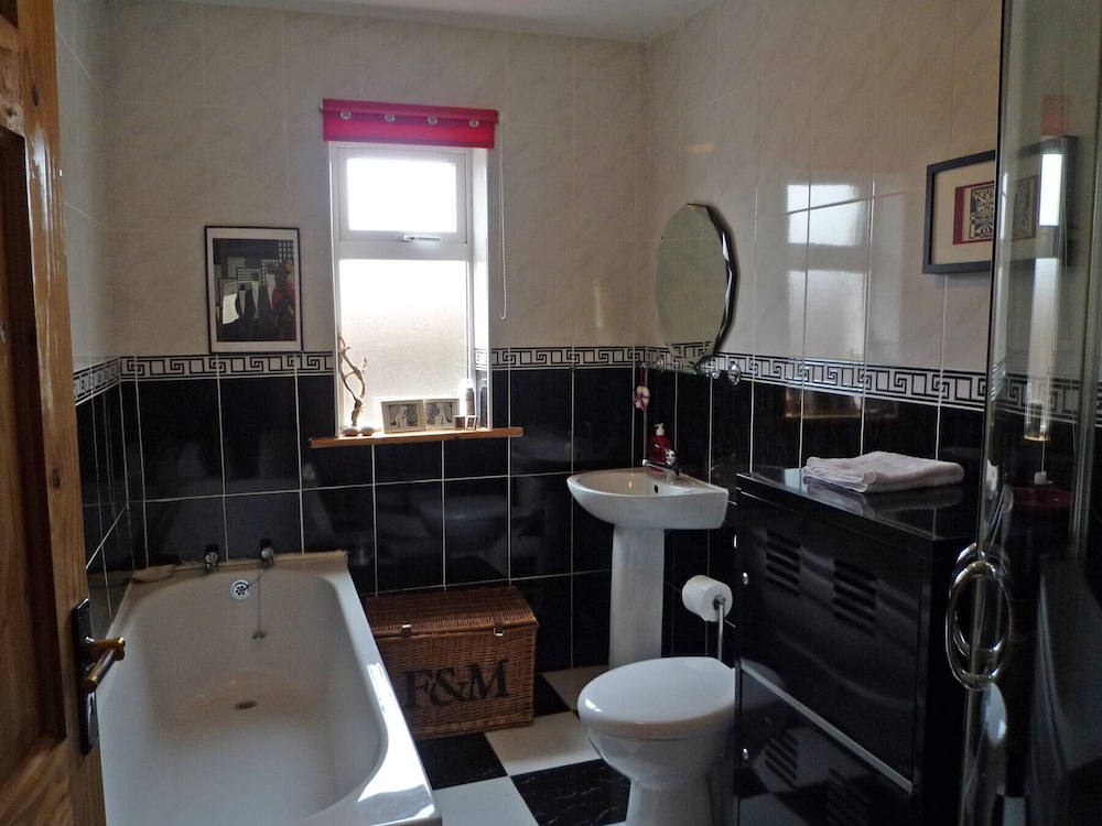 Cottage, 3 Bedrooms, Fireplace photo 2